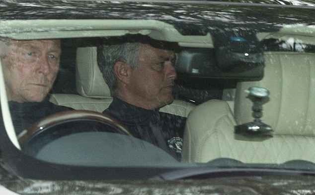 Dàn sao Man Utd mang theo WAGs tới tận sân tập - Bóng Đá