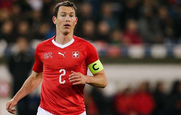 Stephan Lichtsteiner rạng rỡ ra mắt Arsenal - Bóng Đá