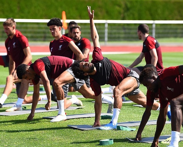 Karius, Alisson thay nhau thể hiện tài bắt bóng trên sân tập Liverpool - Bóng Đá