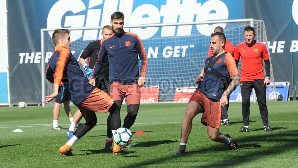 Bị Messi vượt mặt, Salah buồn rũ rượi đến sân tập - Bóng Đá
