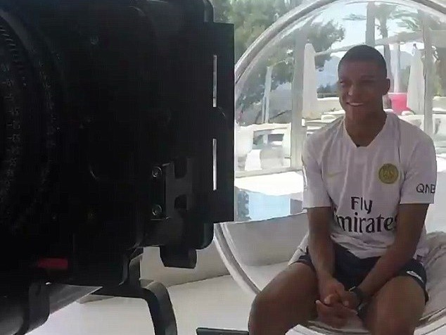 Ảnh PSG hội quân, Mbappe khoe áo số 7 - Bóng Đá