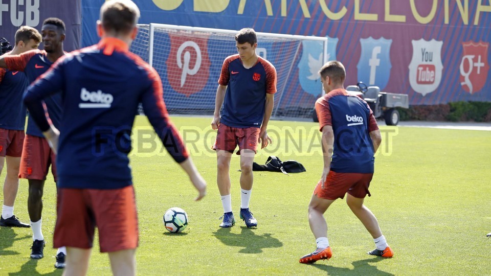 Messi đã xuất hiện trên sân tập Barcelona - Bóng Đá