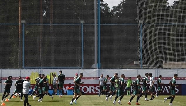 Chùm ảnh: Messi chán nản khi Argentina gục ngã trước Pháp - Bóng Đá