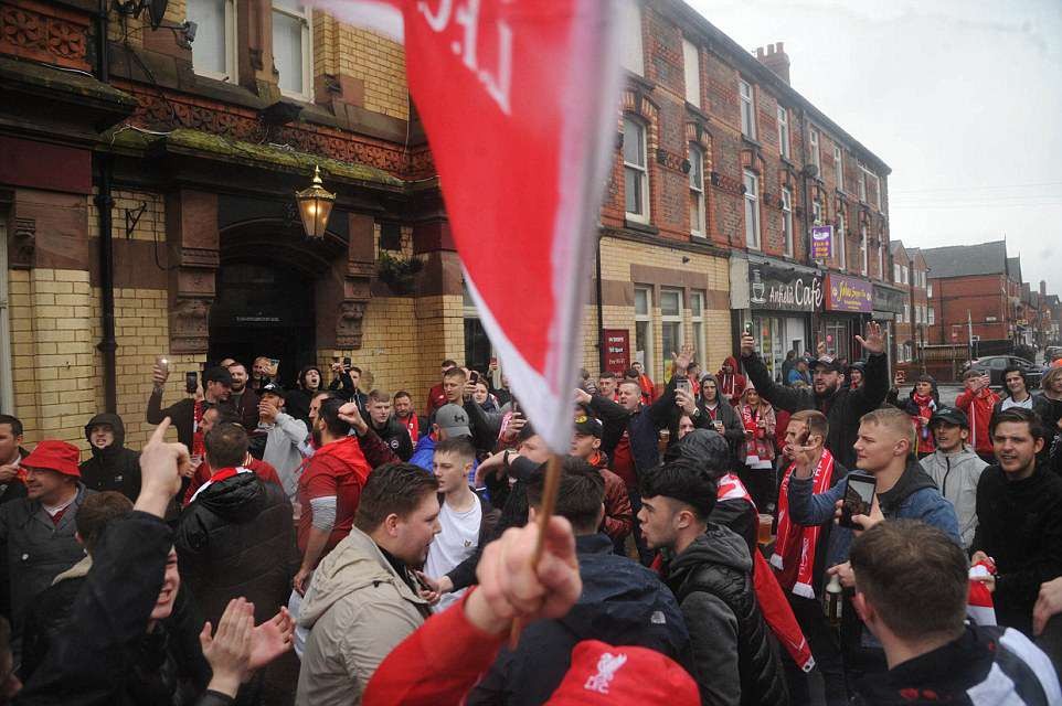 CĐV Liverpool quậy tung, cảnh sát bạo động vào cuộc - Bóng Đá