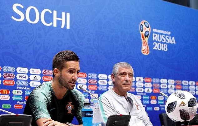 Khoe cơ đùi rắn chắc, Ronaldo sẵn sàng sút tung lưới Tây Ban Nha - Bóng Đá