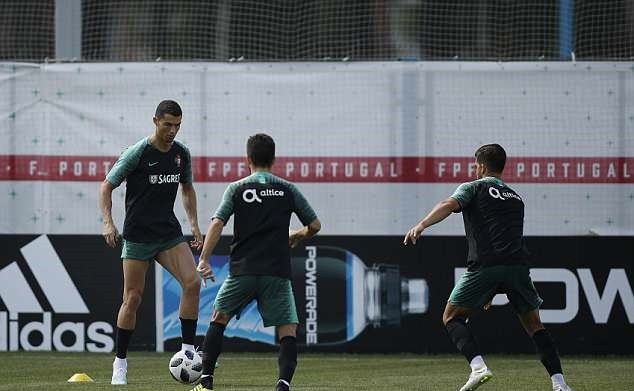 Ronaldo khoe đùi trên sân tập, chờ chiến Uruguay - Bóng Đá