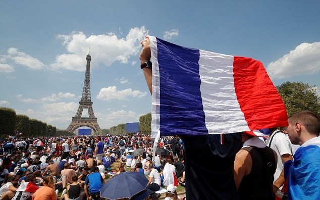 Từ Paris tới Zagreb: Sư đau đớn và ngây ngất trái ngược giữa CĐV Pháp và Croatia - Bóng Đá