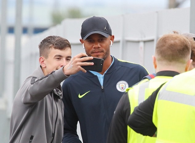 Ảnh Man City lên tàu - Bóng Đá