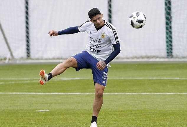 Messi lác mắt nhìn Aguero tung volley trên sân tập Argentina - Bóng Đá