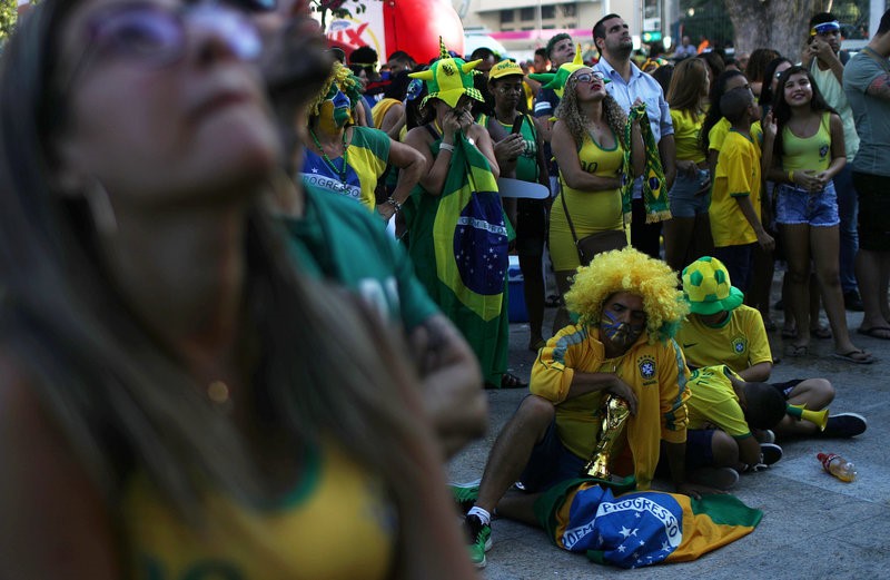 Brazil bị loại: CĐV thờ thẫn, khóc ngất trên khán đài - Bóng Đá
