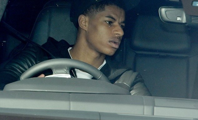 Shaw & Sanchez buồn rũ rượi khi trở lại Man Utd - Bóng Đá