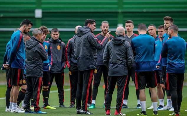Isco và Vazquez 'ẩu đả' trên sân tập Tây Ban Nha - Bóng Đá
