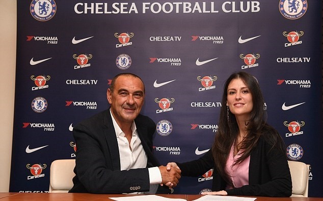 Vừa đến Chelsea, HLV Sarri và Jorginho đã lao vào tập luyện - Bóng Đá