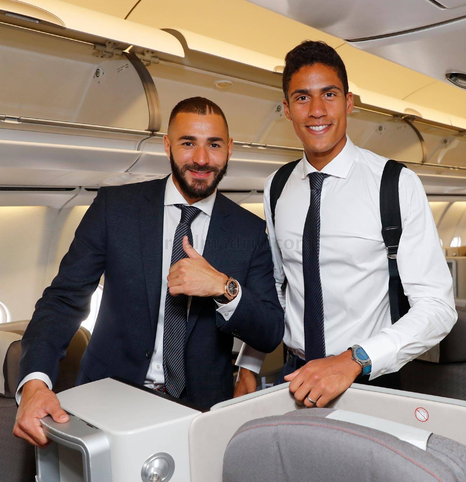 Chùm ảnh: Courtois ký mỏi tay khi tới Estonia - Bóng Đá