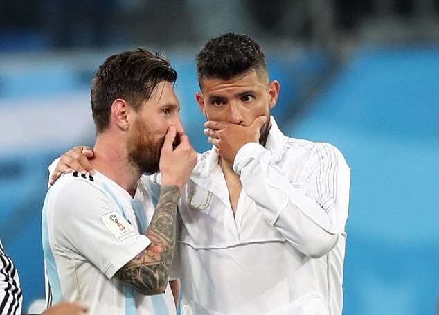 Cận cảnh: Sút tung lưới PSG, nụ cười đã trở lại với 'số 10' Ozil - Bóng Đá