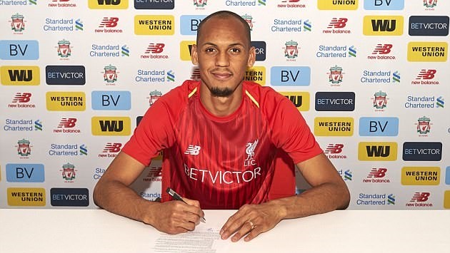 Tới Liverpool, Fabinho khui sâm banh ăn mừng - Bóng Đá