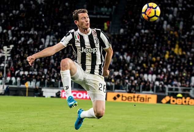 Stephan Lichtsteiner rạng rỡ ra mắt Arsenal - Bóng Đá