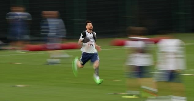 World Cup chưa khởi tranh, Messi đã tập 