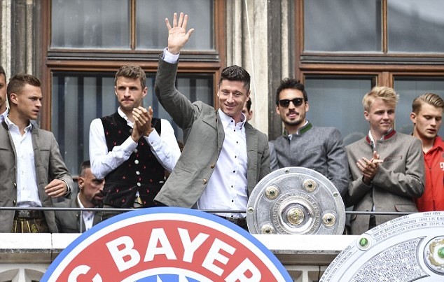 Hàng ngàn CĐV Bayern Munich tri ân HLV Jupp Heynckes - Bóng Đá