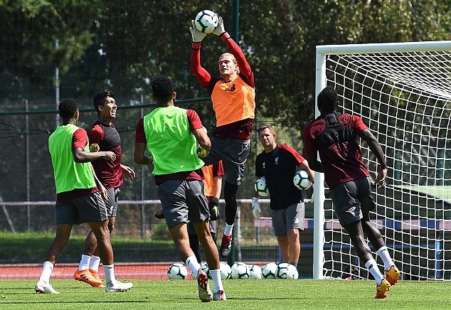 Karius, Alisson thay nhau thể hiện tài bắt bóng trên sân tập Liverpool - Bóng Đá