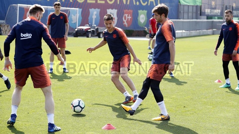 Messi đã xuất hiện trên sân tập Barcelona - Bóng Đá
