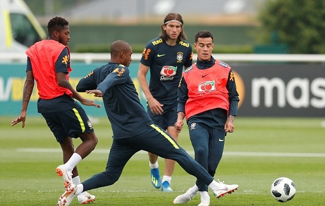 Neymar bắt nạt Coutinho trên sân tập, Brazil chờ chiến Croatia - Bóng Đá