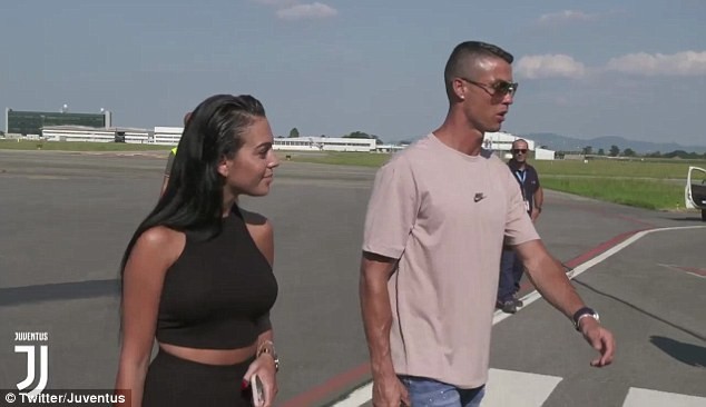 Dắt đại gia đình tới Turin, Ronaldo rạng rỡ chuẩn bị ra mắt Juventus - Bóng Đá