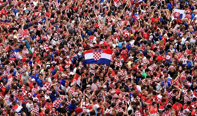 Từ Paris tới Zagreb: Sư đau đớn và ngây ngất trái ngược giữa CĐV Pháp và Croatia - Bóng Đá
