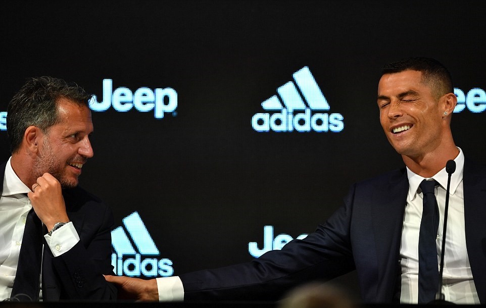 Ronaldo nháy mắt ẩn ý trong buổi họp báo ra mắt Juventus - Bóng Đá