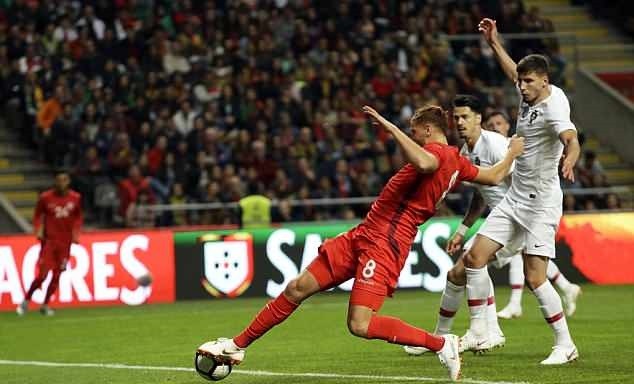 Chùm ảnh: Không Ronaldo, Bồ Đào Nha sẩy chân dù dẫn trước 2 bàn - Bóng Đá