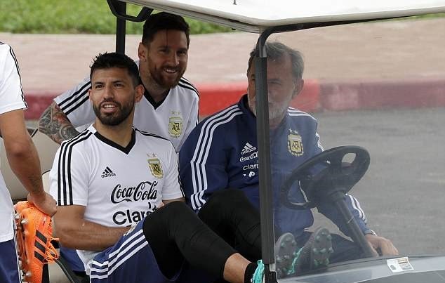 Messi lác mắt nhìn Aguero tung volley trên sân tập Argentina - Bóng Đá