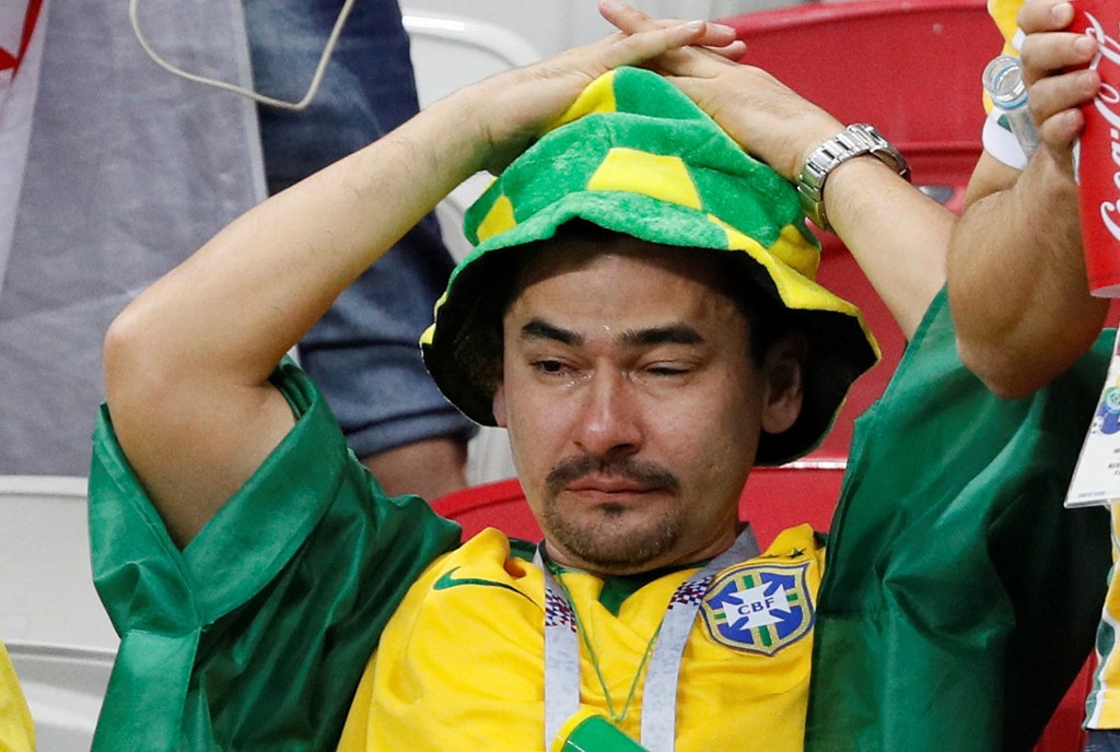 Brazil bị loại: CĐV thờ thẫn, khóc ngất trên khán đài - Bóng Đá