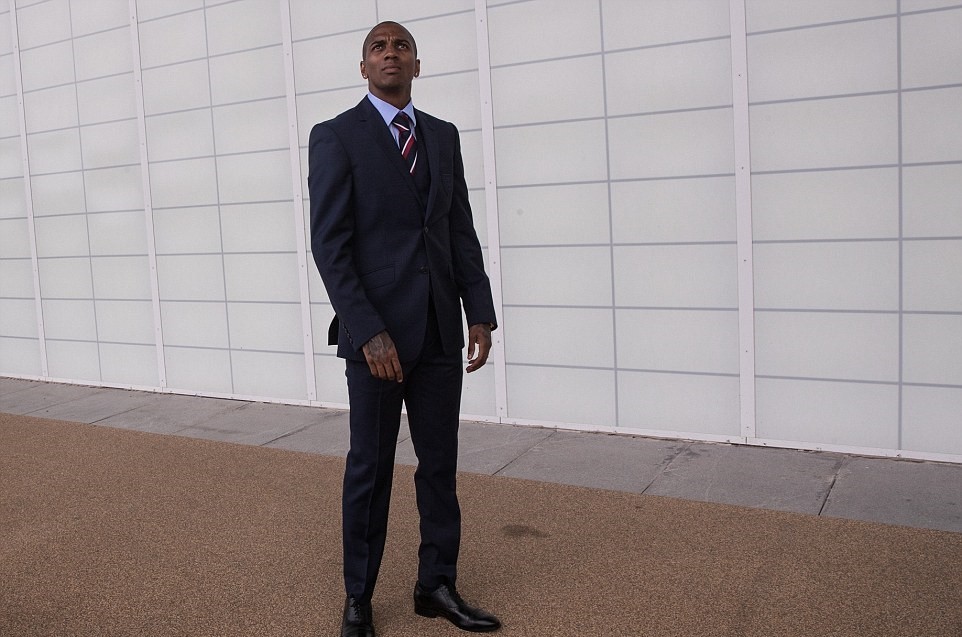 Ashley Young trông như nam thần khi khoác lên bộ vest tuyển Anh - Bóng Đá