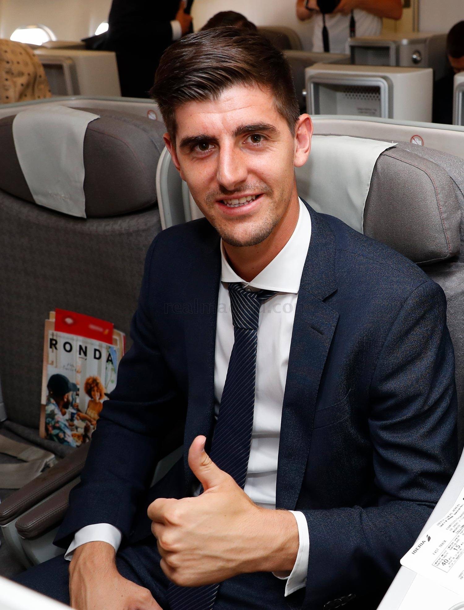Chùm ảnh: Courtois ký mỏi tay khi tới Estonia - Bóng Đá