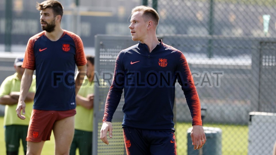 Messi đã xuất hiện trên sân tập Barcelona - Bóng Đá