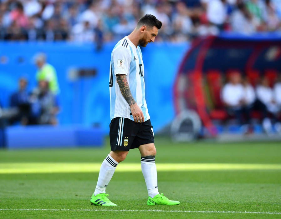 Chùm ảnh: Messi chán nản khi Argentina gục ngã trước Pháp - Bóng Đá