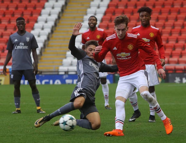 Man United hoàn tất hợp đồng với tiền vệ trẻ tài năng - Bóng Đá