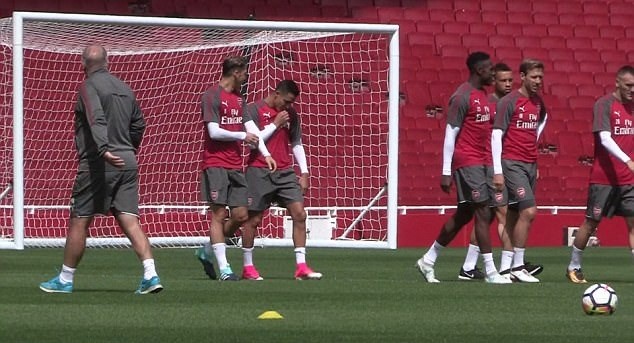 Hôn logo Arsenal, Sanchez khiến CĐV sướng rơn - Bóng Đá