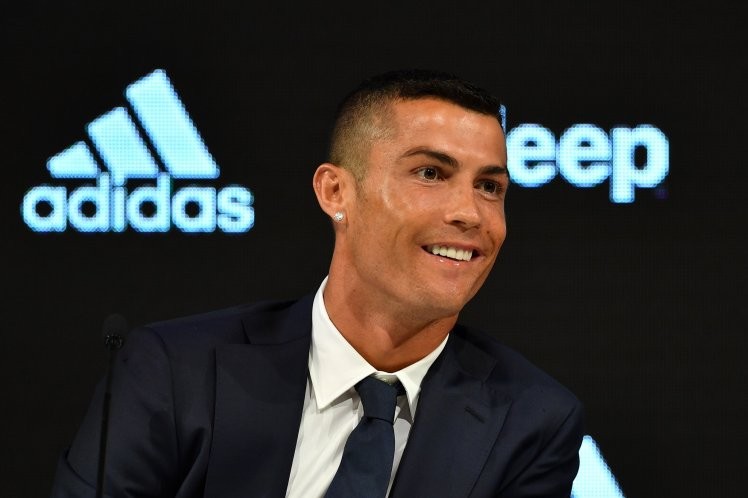 Ronaldo gửi thông điệp đanh thép tới Messi khi ra mắt Juventus - Bóng Đá