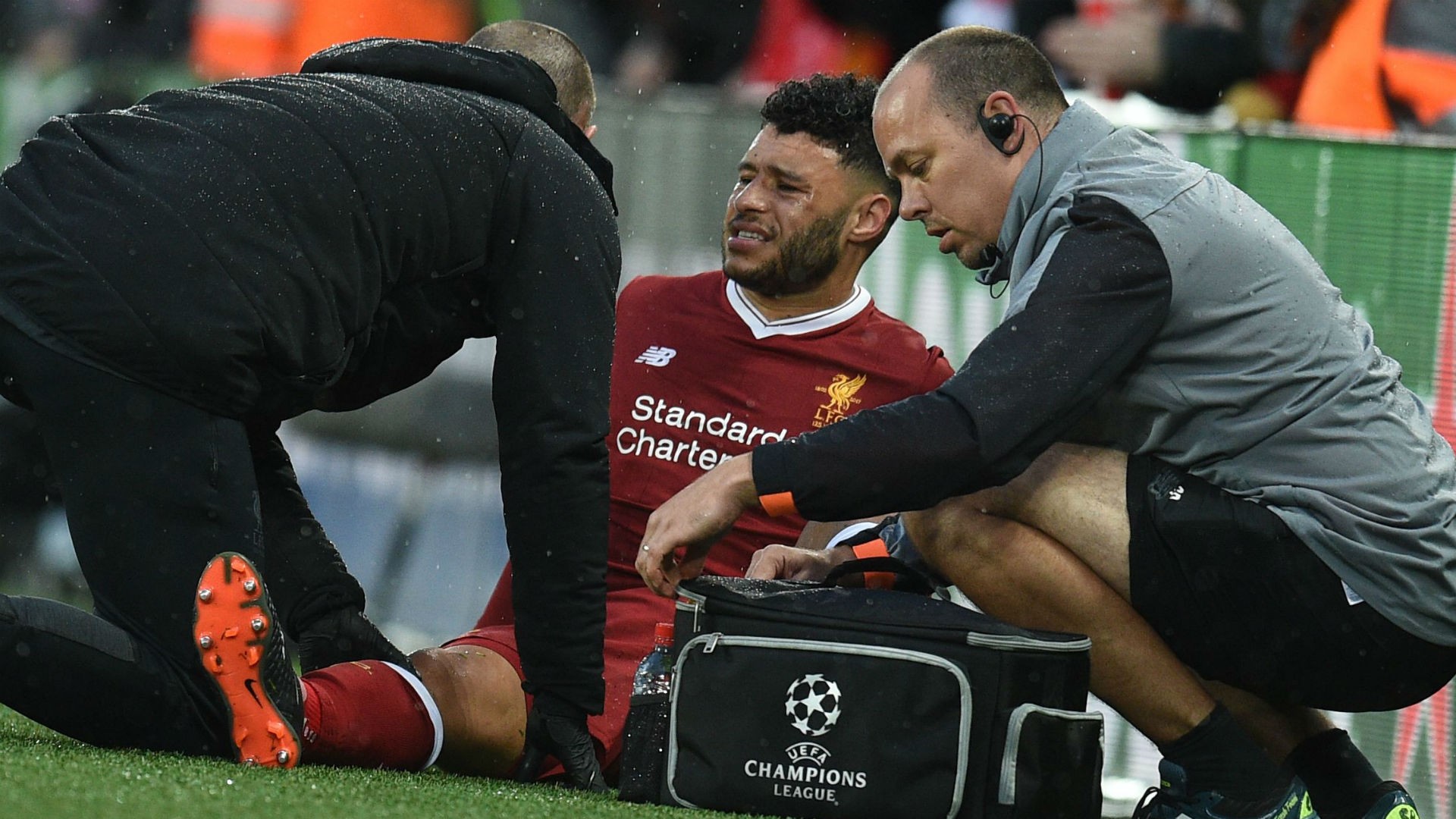 SỐC: Oxlade-Chamberlain nghỉ 9 tháng? - Bóng Đá