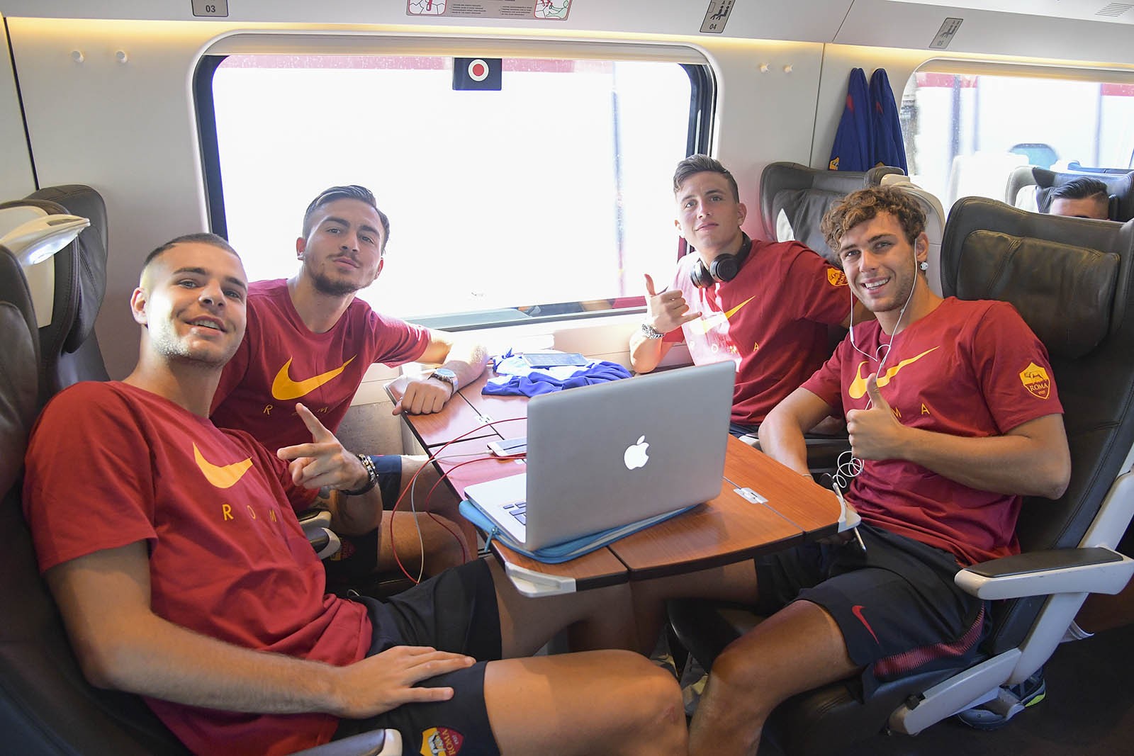 Chán thủ đô, AS Roma kéo nhau lên núi tập luyện - Bóng Đá