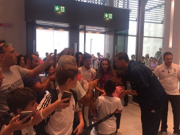 Szczesny thích thú ngắm phòng truyền thống của Juventus - Bóng Đá
