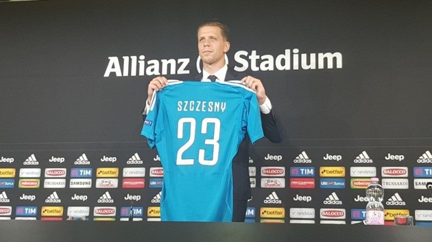 Szczesny thích thú ngắm phòng truyền thống của Juventus - Bóng Đá