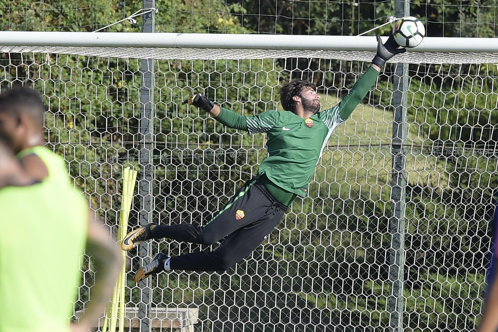 Totti oai vệ xuất hiện trên sân tập Roma - Bóng Đá