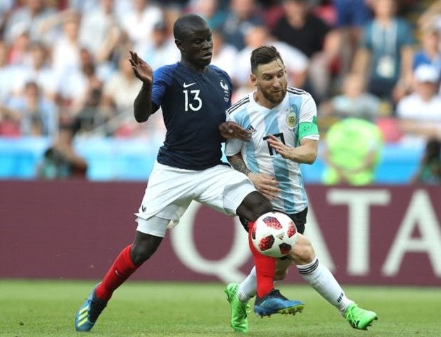 N'Golo Kante phản ứng đẳng cấp khi được tung hô khiến Messi 