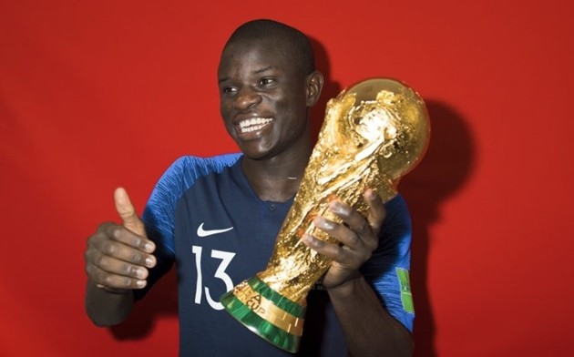 N'Golo Kante phản ứng đẳng cấp khi được tung hô khiến Messi 