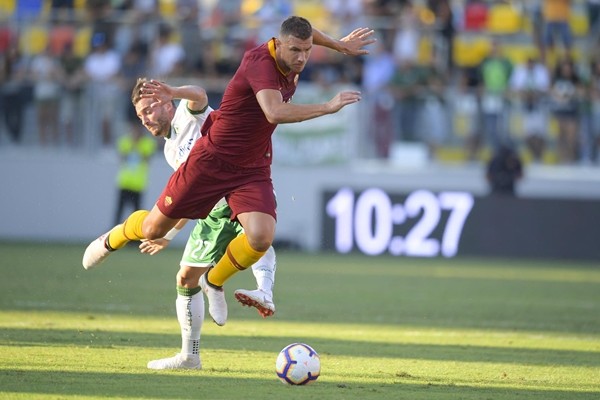 Con trai Kluivert tranh cãi với Edin Dzeko ngay lần đầu đá chính - Bóng Đá