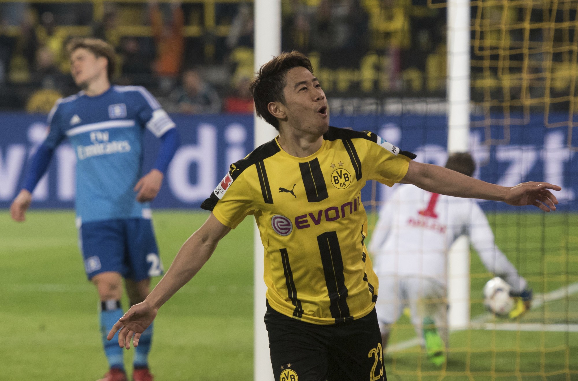 Đội hình tiêu biểu vòng 27 Bundesliga: Những anh hùng 