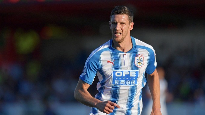 Mùa giải sắp bắt đầu, đội trưởng Huddersfield đã vội giải nghệ - Bóng Đá