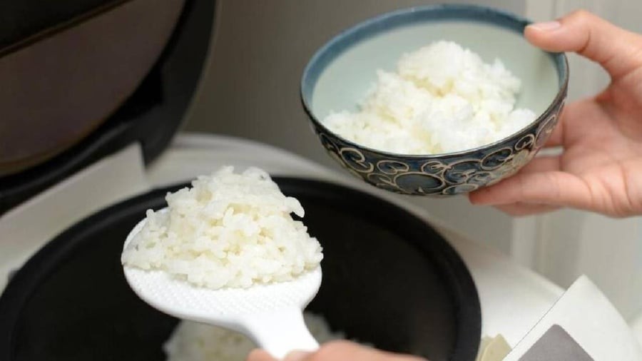 Thêm giấm khi nấu cơm sẽ giúp cơm dẻo thơm, hạn chế tình trạng bị bết dính.